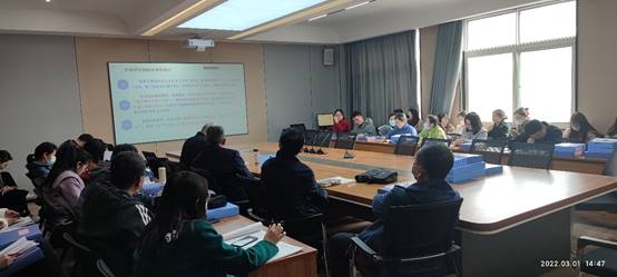 说明: 会议室里的人们描述已自动生成